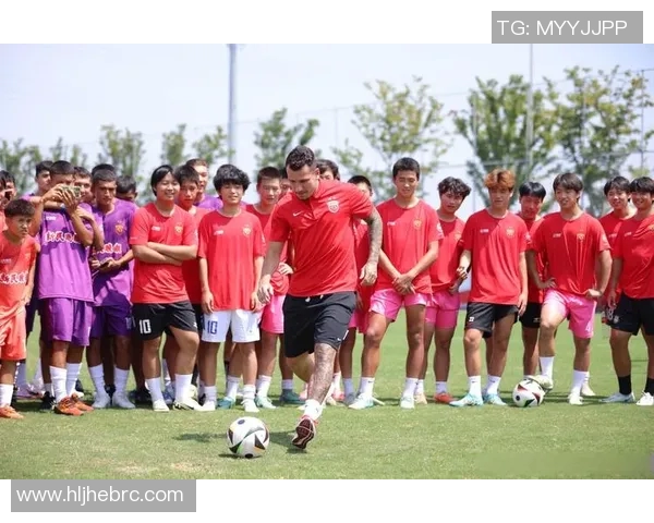 外国球星亲身示范训练技巧激励年轻球员提升足球水平 外国球星亲身示范训练技巧激励年轻球员提升足球水平