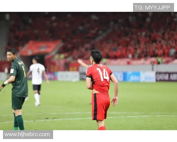 足球场上的英俊身影，球星们的魅力与帅气瞬间定格